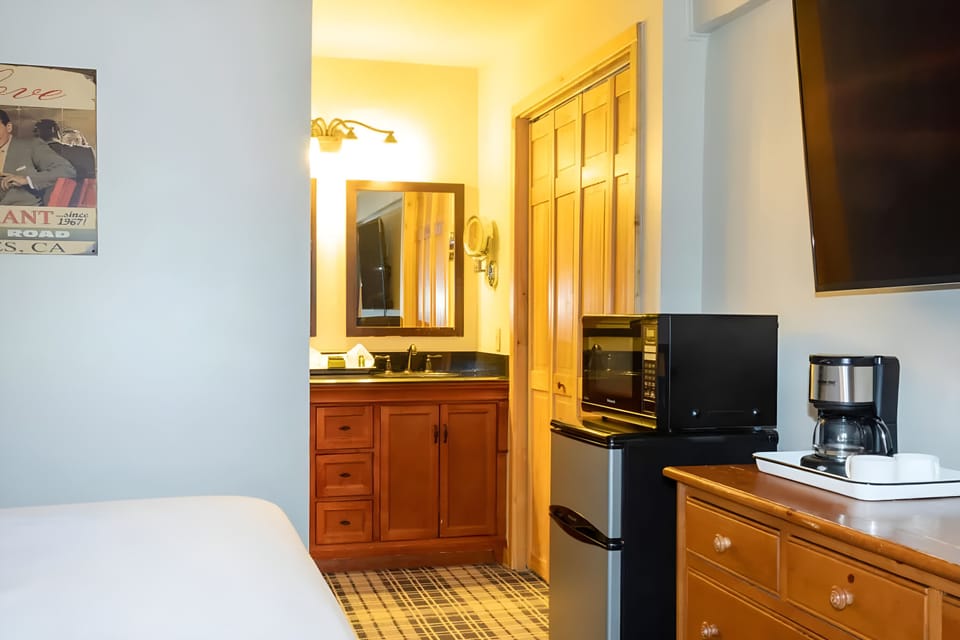 Enjoy quick snacks with the handy mini-fridge and microwave.