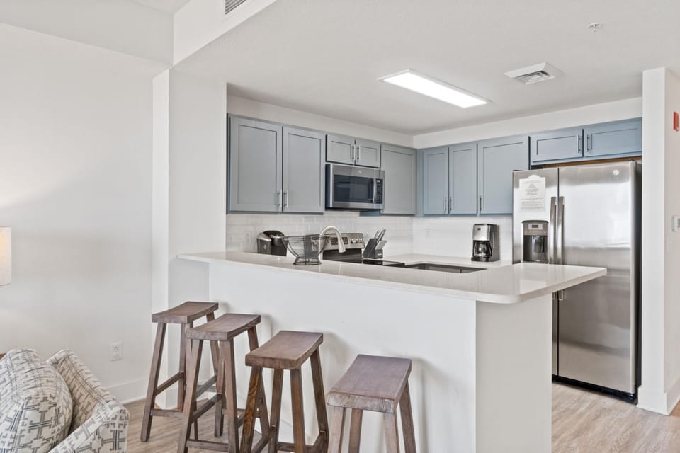 Kitchen with Breakfast Bar