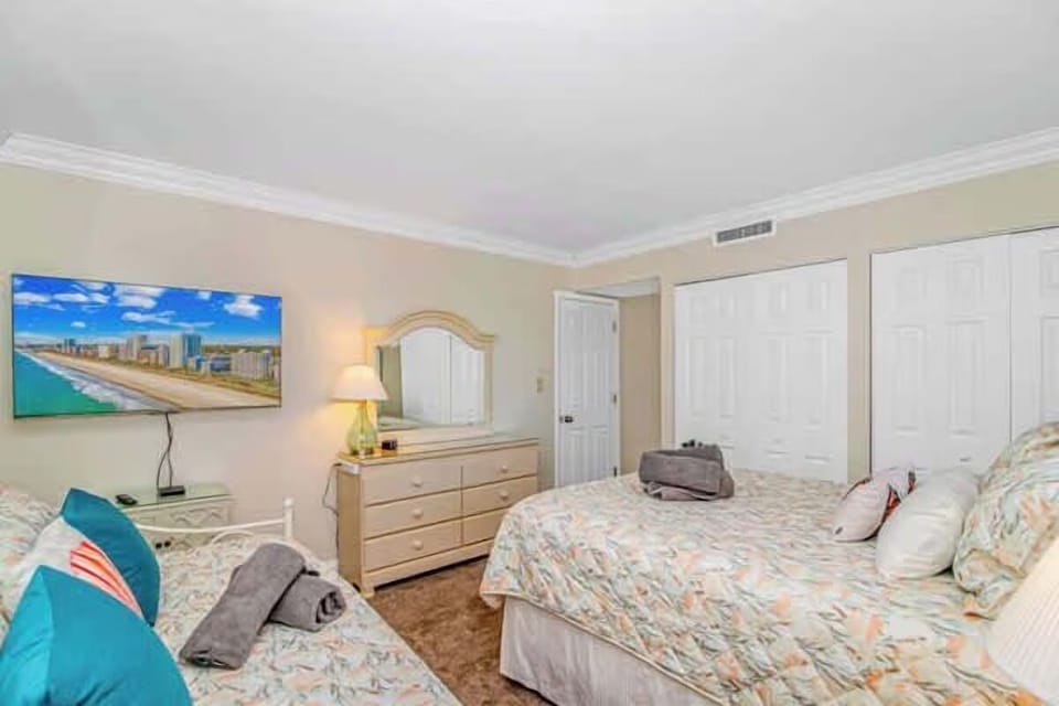 Guest bedroom with queen bed + daybed