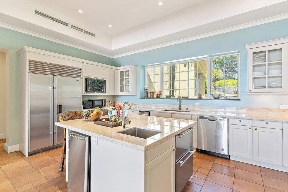 Unleash your inner chef in this luminous culinary space.

