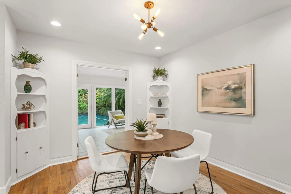Dining area with seating for 4