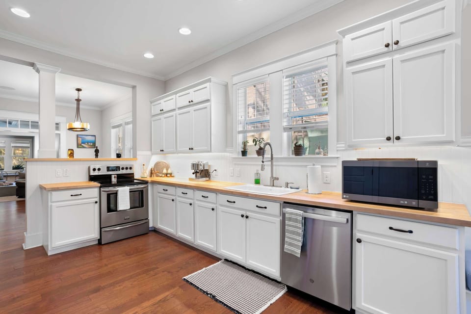 Fully equipped kitchen with breakfast nook