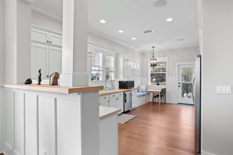 Fully equipped kitchen with breakfast nook