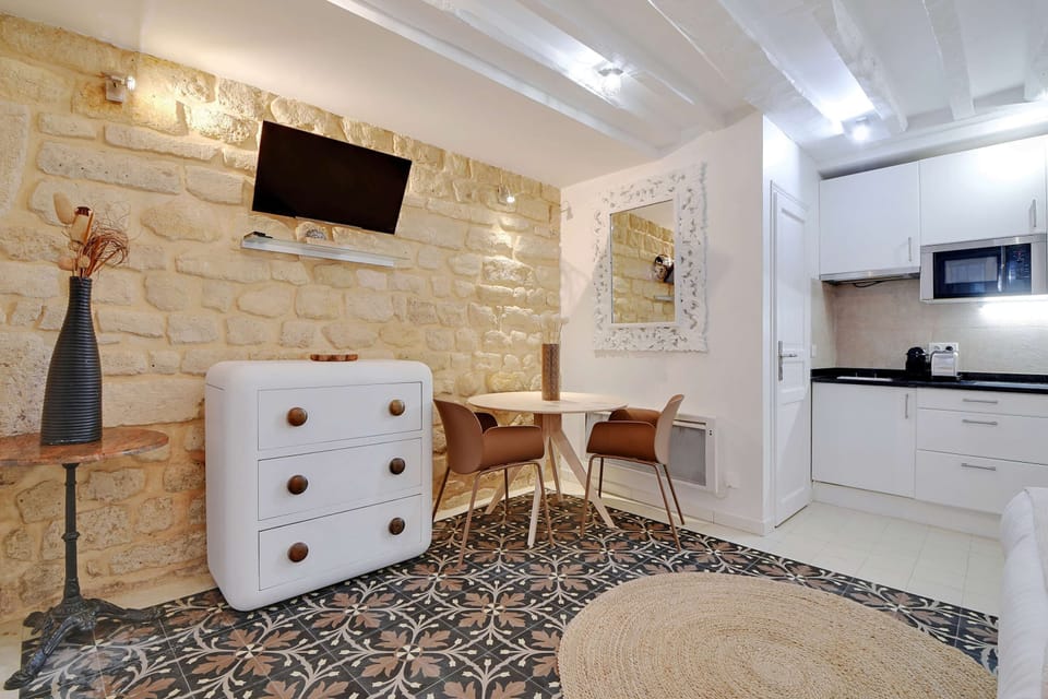 Pièce de vie confortable avec un lit queen size et tv