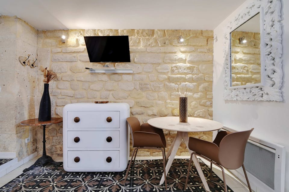 Pièce de vie confortable avec un lit queen size et tv