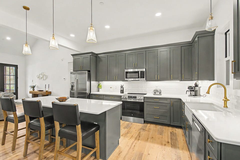 Full Kitchen w. Island + Barstool Seating