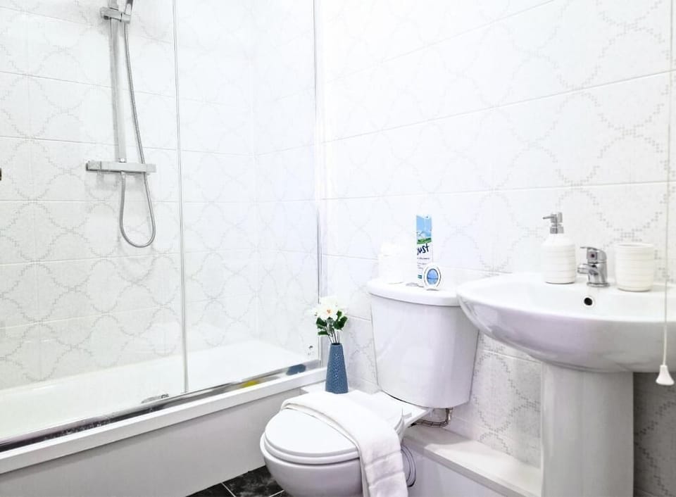 Room 2 En suite Bathroom