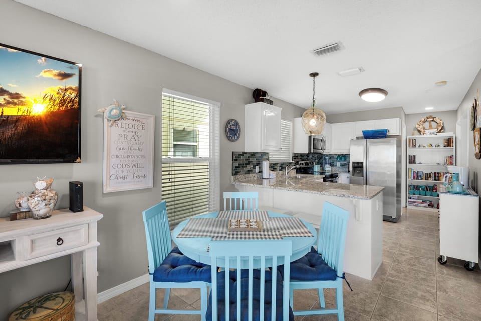 Seating for four at the dining table
