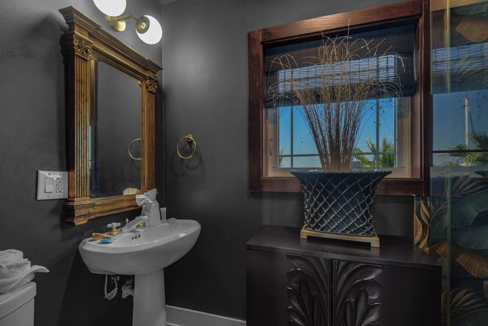 Guest bathroom 1