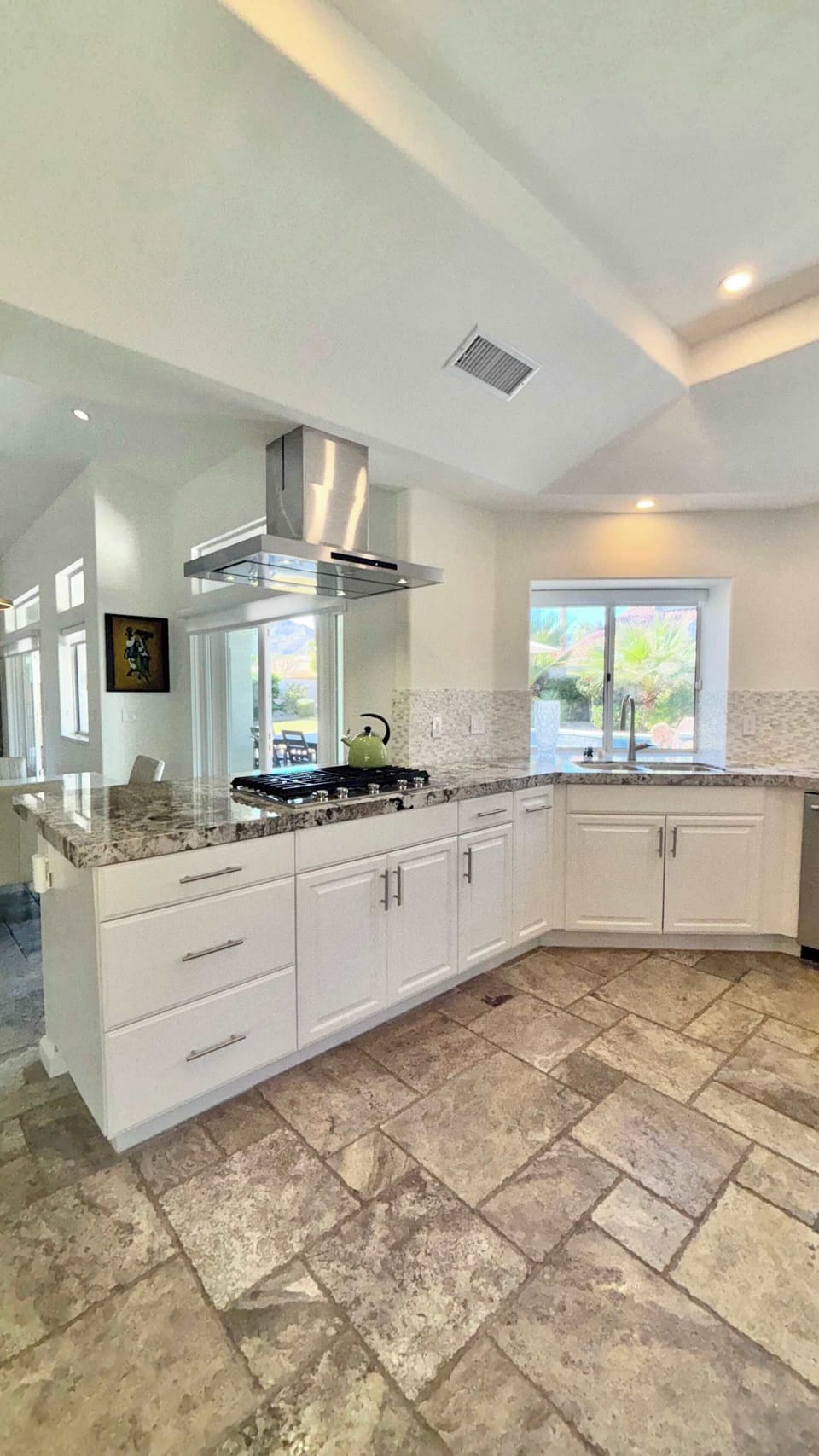 Kitchen gas cooktop and custom vent hood