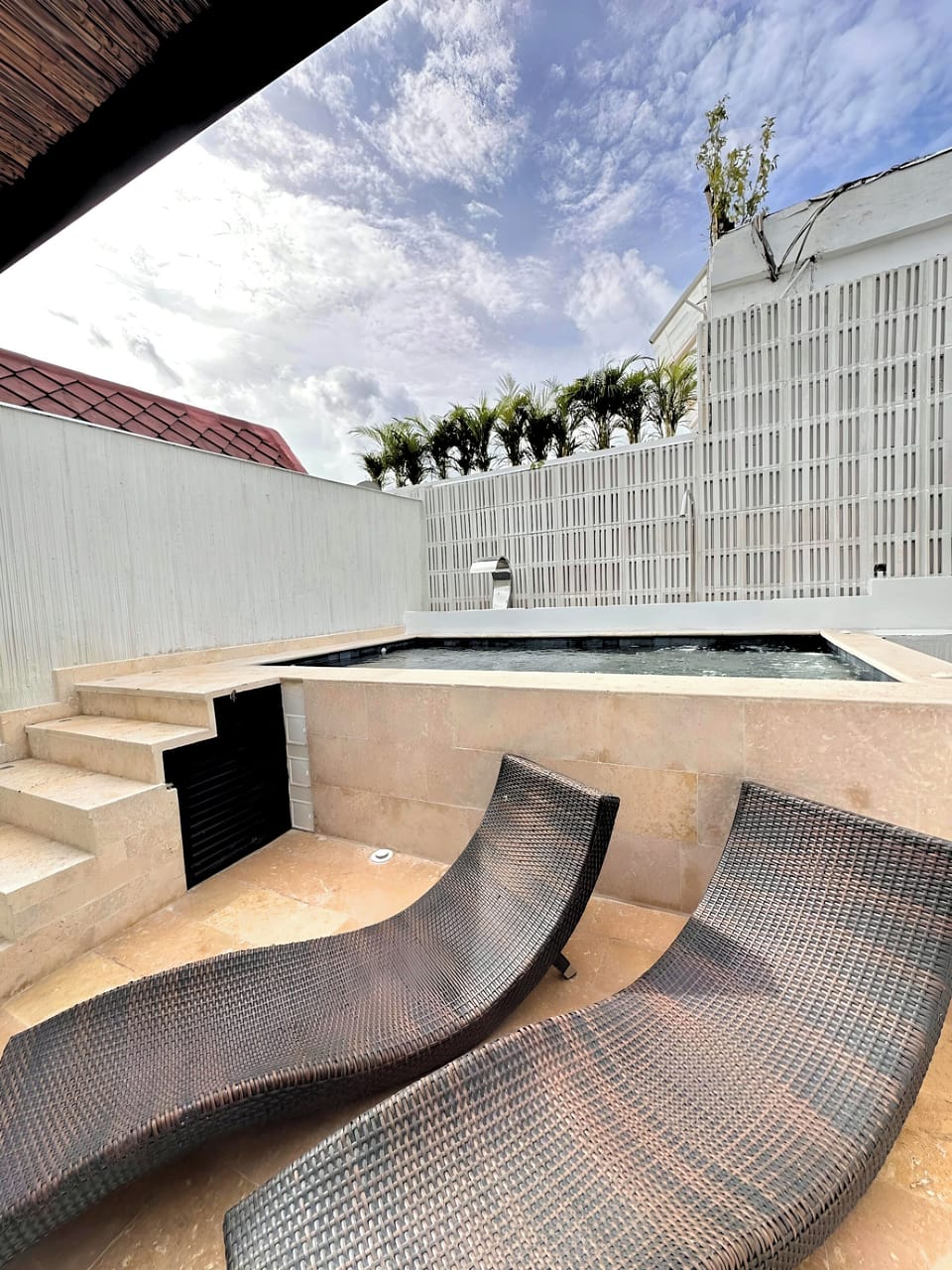 Outdoor spa tub