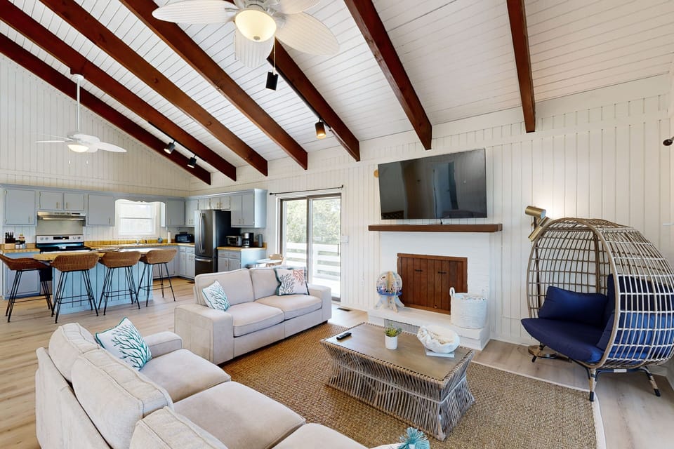KH3265: Seascape Cove | Mid Level Living Area