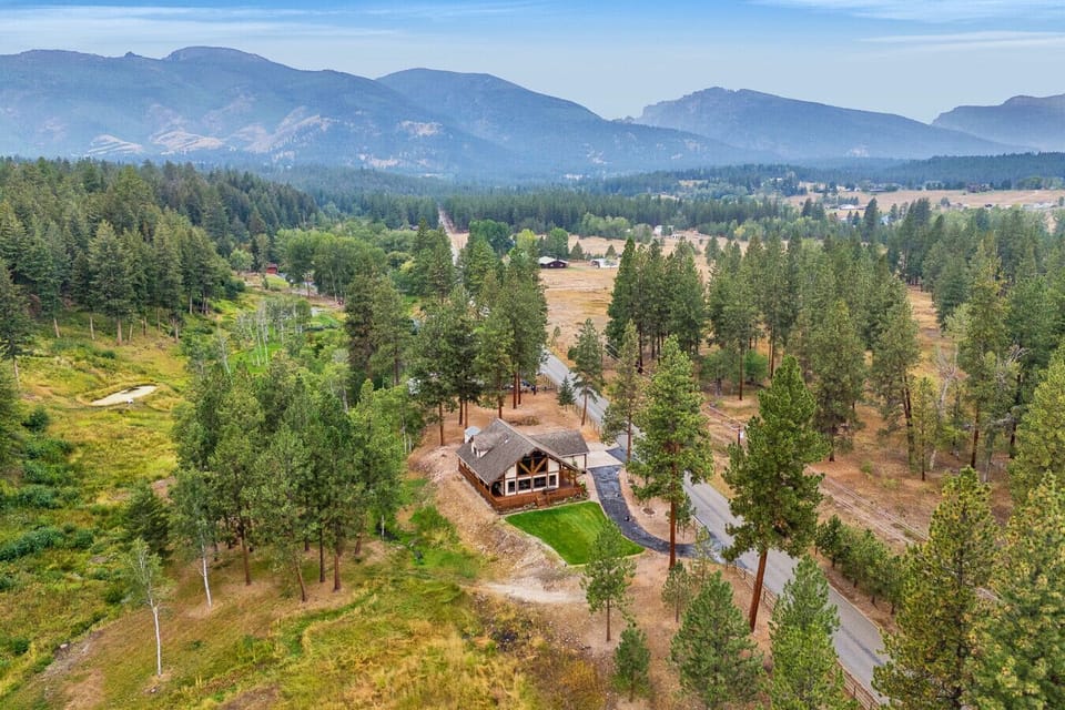 10 mins drive to Hamilton but still a secluded true Montana fell