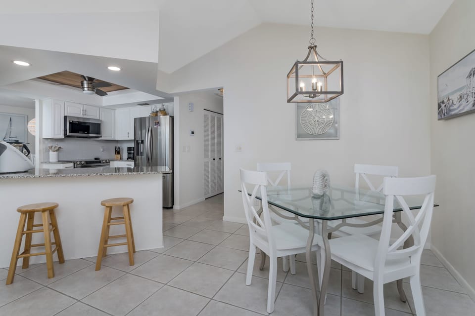 Casual Dining Nook Off Kitchen and Family Room