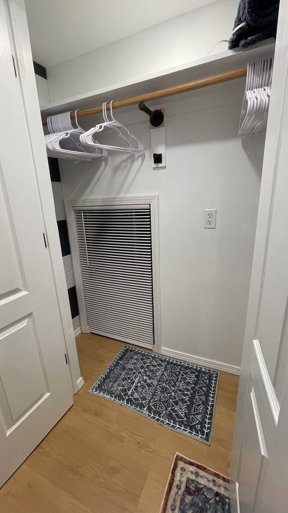 Queen bed room closet