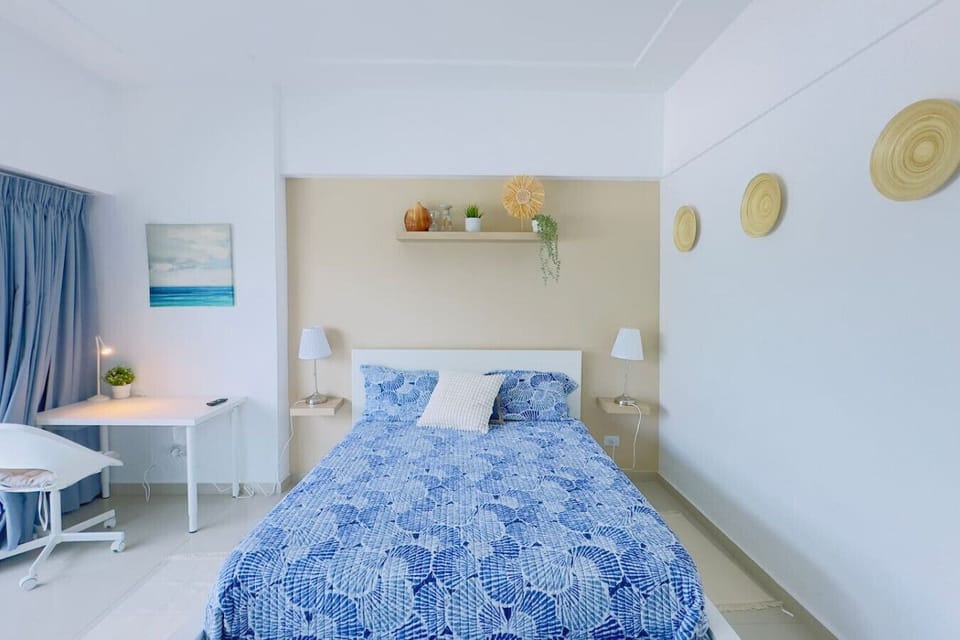 Excelente cama con cojines y con una mesa para trabajar+aire acondicionado+lamparas a los lados
