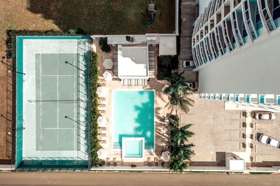 Vista de la Piscina +jacuzzi+ cancha de tenis, desde el aire totalmente increíble!