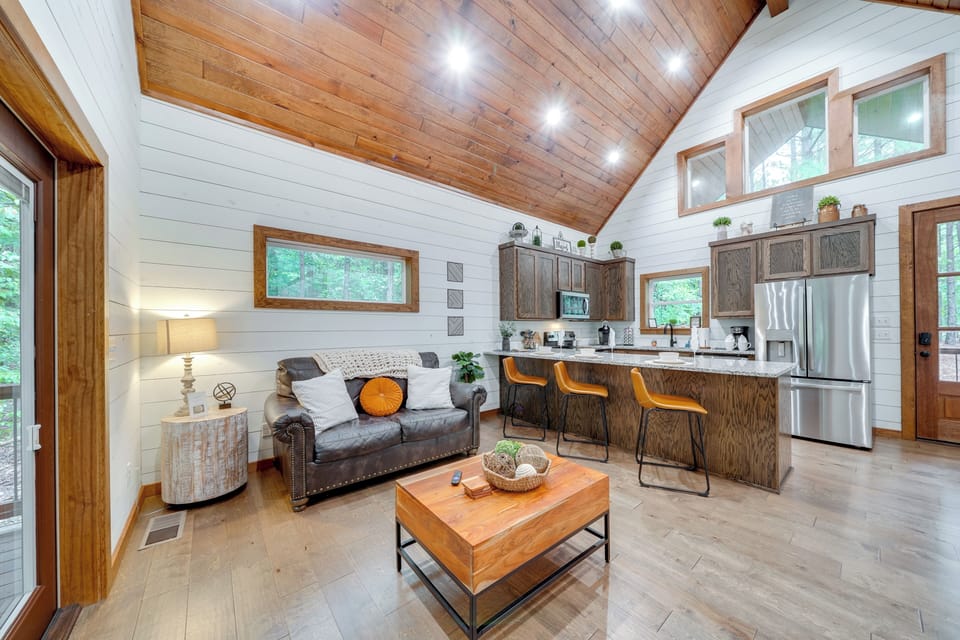 Living Room | Free WiFi | Central Heating & A/C | Smart TV
