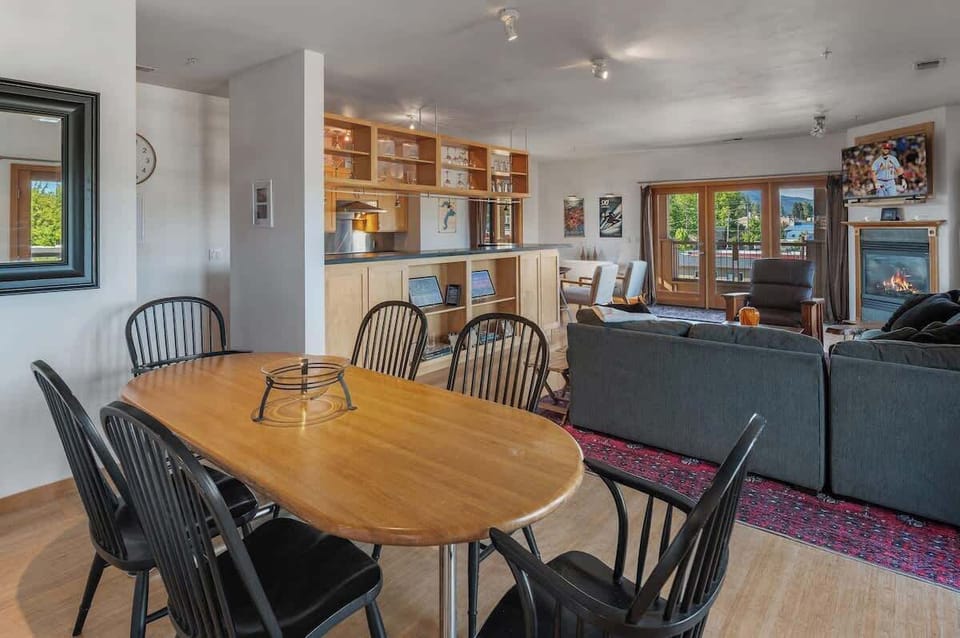 Open Dinning room leads into the living room and Kitchen. Great for Entertaining! 