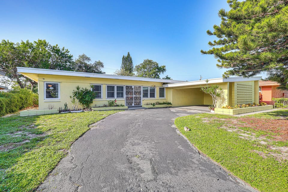 Miami Gardens Vacation Rental | 2BR | 1BA | 1,790 Sq Ft | 2 Steps Required