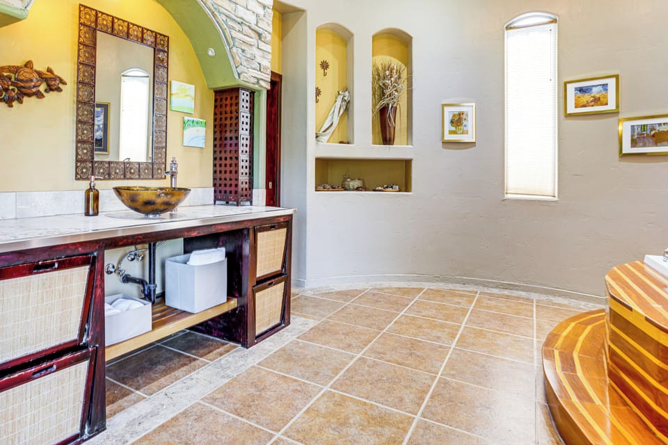 Full Bathroom | 2nd Floor | Towels Provided