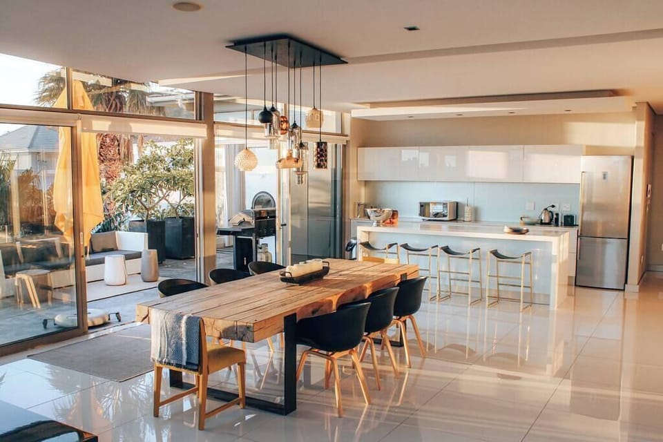 Dining to kitchen