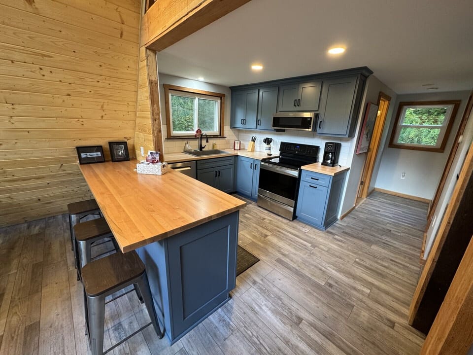 Kitchen and breakfast bar