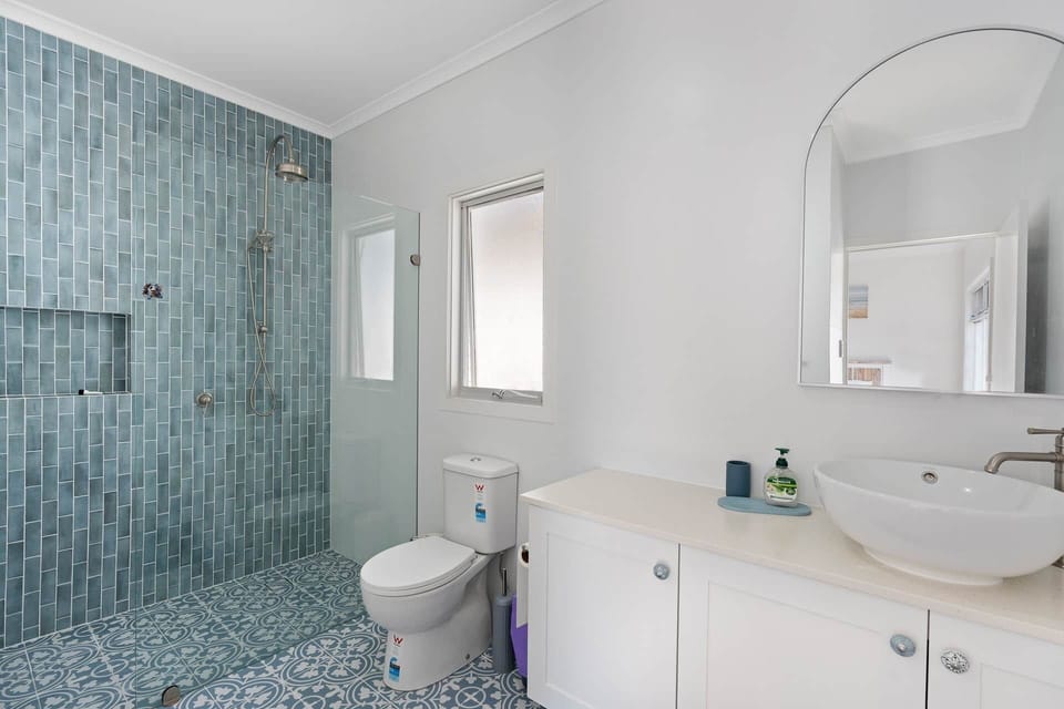 Ensuit to master bedroom