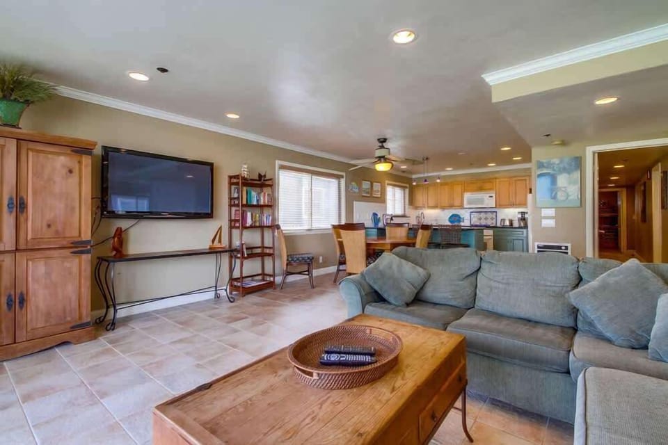 Living room (TV, ceiling fan, Patio with bay view)