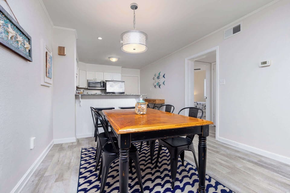 Dining Area (Seats 4) w/ Breakfast Bar and Kitchen Area