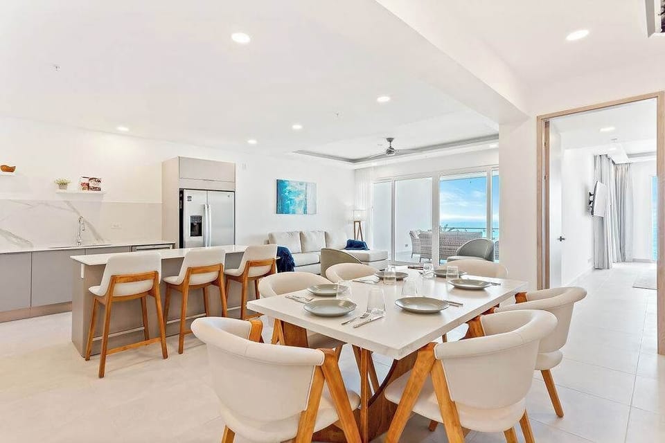 Savor sunlit meals with ocean breezes. Your elevated escape calls.


