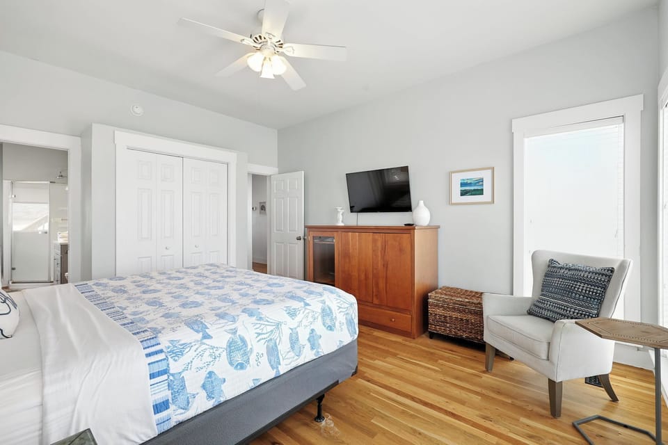 1106_Fort_Fisher_Blvd_N_Carolina_Beach_NC_28428_USA-Bedroom-IMG_0781