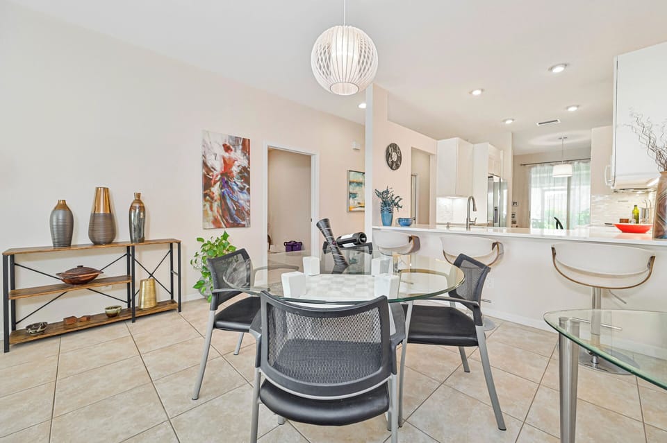 HG1935 - Dining area off the kitchen