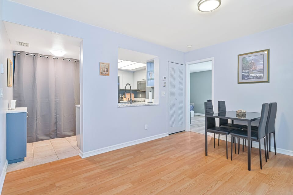 Cross12 - Dining area off the kitchen
