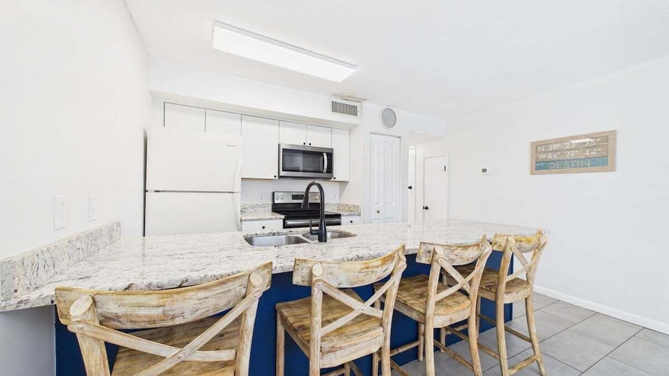 Breakfast bar in kitchen