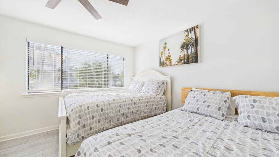 Guest bedroom with 2 full beds (sleeps 4)