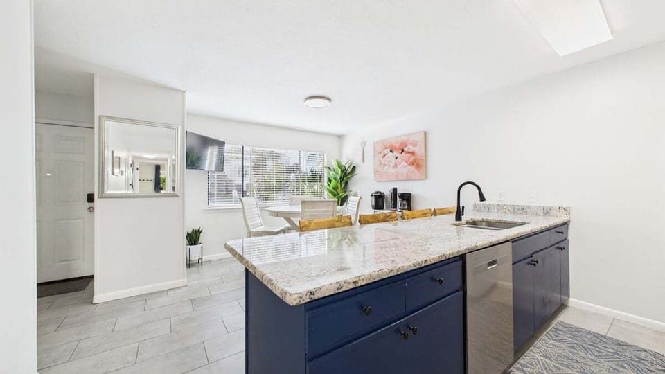 Full kitchen equipped with all the cooking essentials