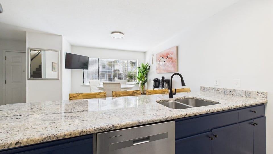 Full kitchen equipped with all the cooking essentials