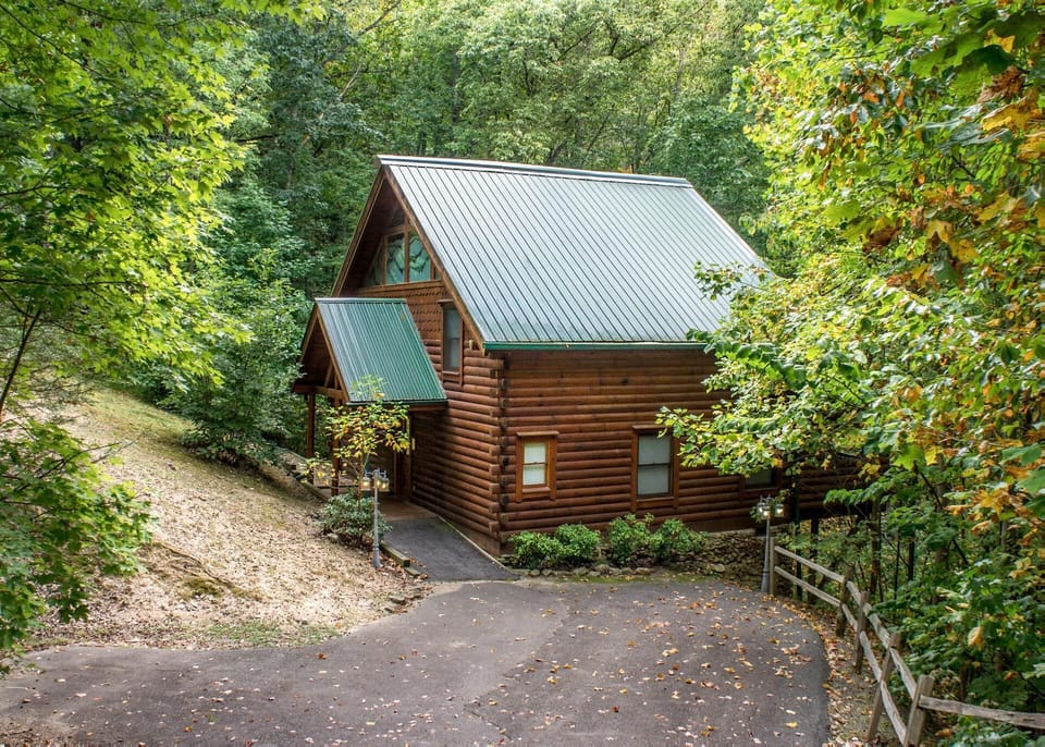 Hoot 'n Hollar #31 combines comfort, seclusion, and natural beauty, providing an unforgettable Smoky Mountain experience. Whether you're relaxing in the hot tub, enjoying a meal in the fully equipped kitchen, or exploring the nearby attractions, this cabin