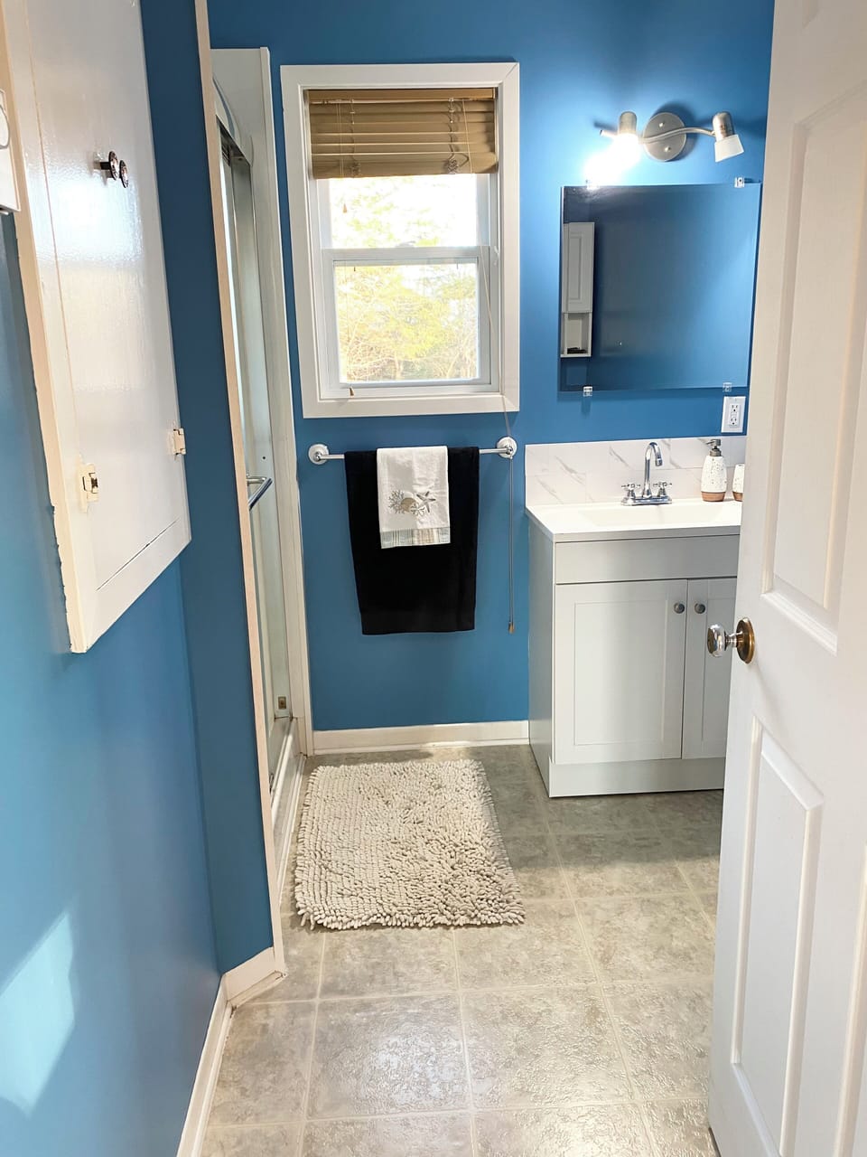 Main bath. Shower, toilet and sink.