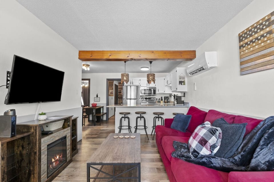 Welcome to The Linder Loft, located right on the scenic Linderhof Golf Course and directly across from Storyland.