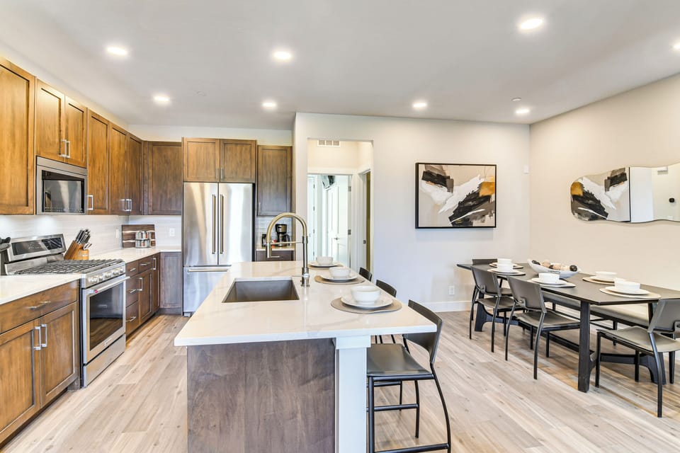 Kitchen | Dining Table | Private Desk | Free WiFi