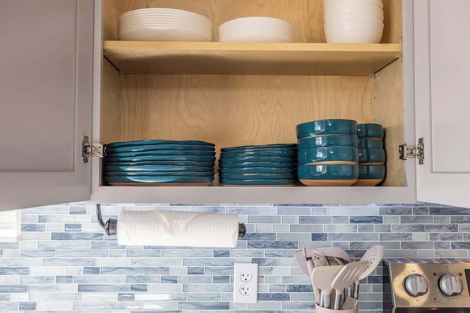 With plates, bowls, and everything perfectly in place, cooking here feels welcoming and effortless from the very first moment.