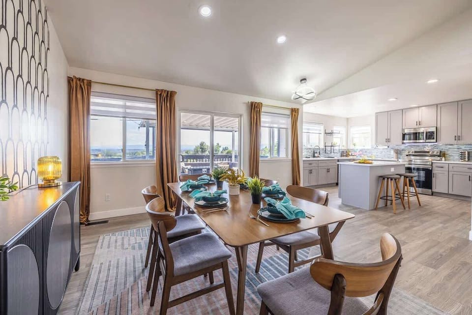 Dinner tastes better when the views are this good. Whether it’s bright mornings, cozy dinners, or gatherings with space for everyone, this dining room is ready to welcome your plans. Grab a seat and make yourself at home.