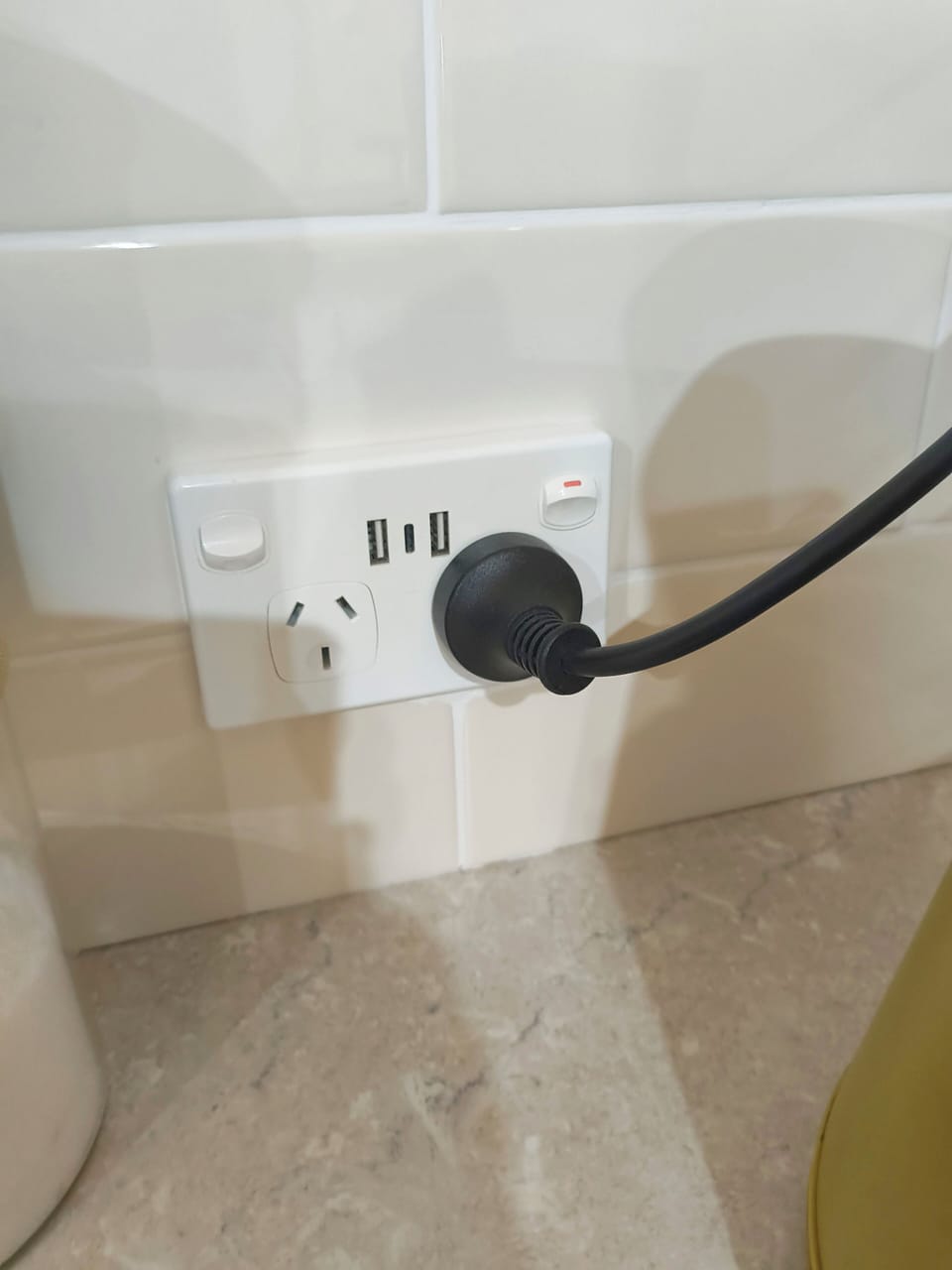 USB port to charge phones, laptops or Ipads