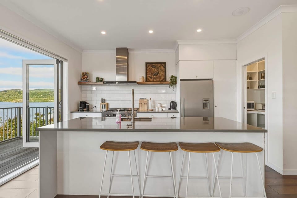Kitchen and breakfast bar