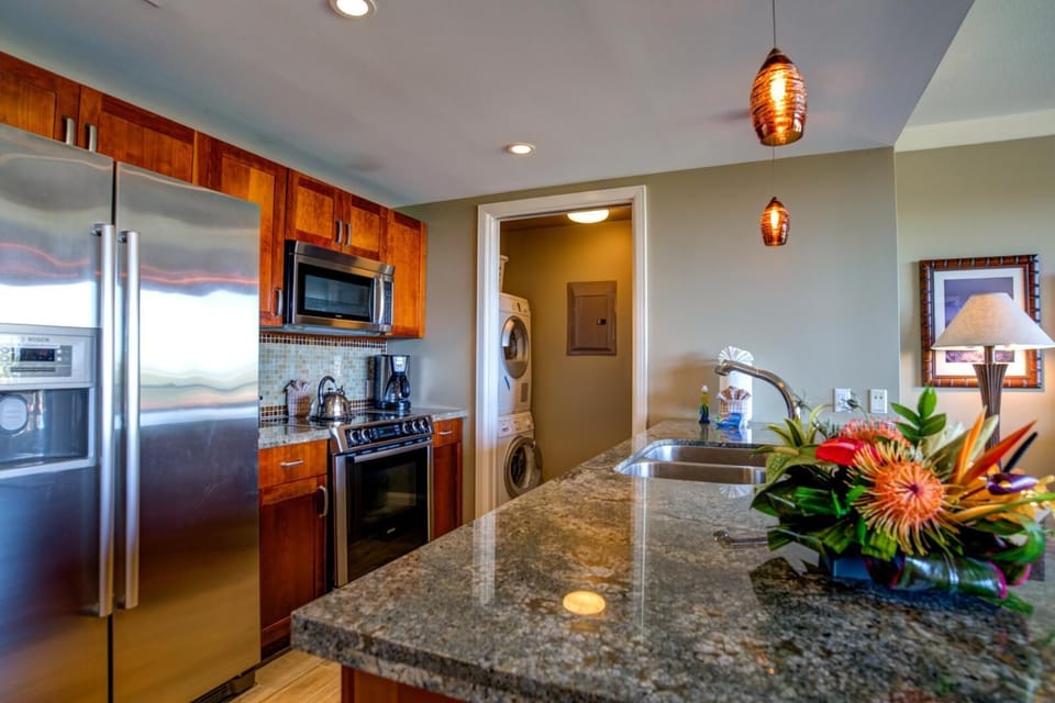 HKH-338 Custom kitchen - complete with washer and dryer in unit ready for your use