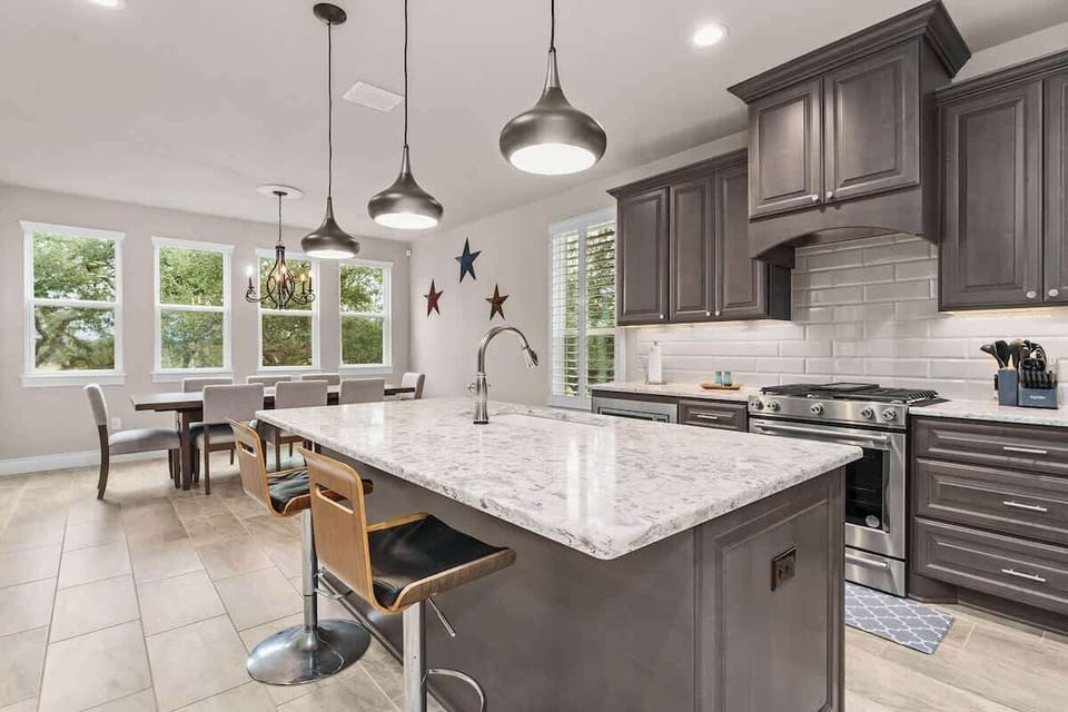 Kitchen w/ Large Island