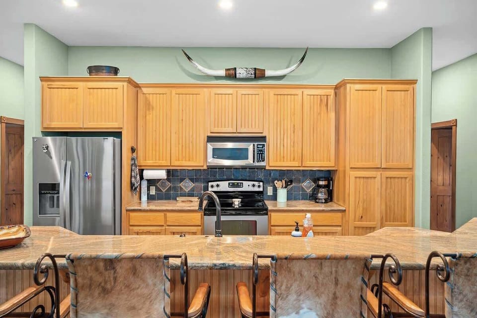 Fully Stocked Kitchen w/ Amenities