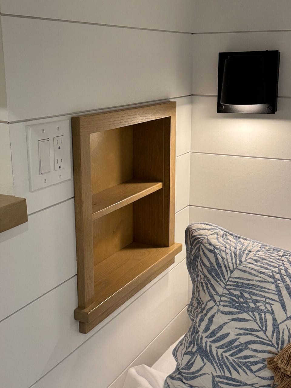 Bunk Bedroom - Lower bed niche & lighting